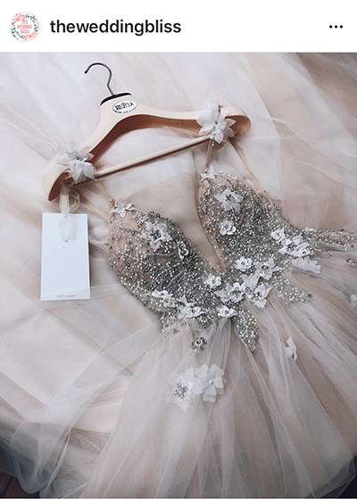 เจ้าสาว สายแฟชั่น นำเทรนด์ ไม่ควรพลาด กับชุดเจ้าสาว ที่มีความระยิบระยับกับงานปักโทนสีเงินมัลทิลิค ที่นำสมัย