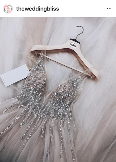 เจ้าสาว สายแฟชั่น นำเทรนด์ ไม่ควรพลาด กับชุดเจ้าสาว ที่มีความระยิบระยับกับงานปักโทนสีเงินมัลทิลิค ที่นำสมัย