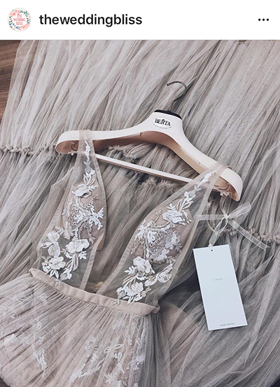 เจ้าสาว สายแฟชั่น นำเทรนด์ ไม่ควรพลาด กับชุดเจ้าสาว ที่มีความระยิบระยับกับงานปักโทนสีเงินมัลทิลิค ที่นำสมัย