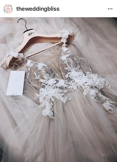 เจ้าสาว สายแฟชั่น นำเทรนด์ ไม่ควรพลาด กับชุดเจ้าสาว ที่มีความระยิบระยับกับงานปักโทนสีเงินมัลทิลิค ที่นำสมัย