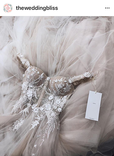 เจ้าสาว สายแฟชั่น นำเทรนด์ ไม่ควรพลาด กับชุดเจ้าสาว ที่มีความระยิบระยับกับงานปักโทนสีเงินมัลทิลิค ที่นำสมัย