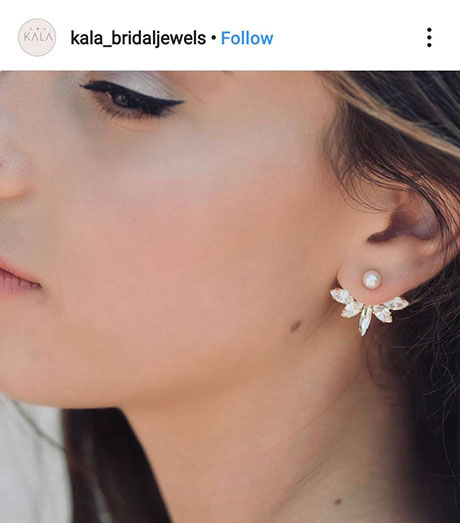 ต่างหูแบบหมุดมุก ตกแต่งด้านหลังเป็นกลีบดอกไม้แยกออกมาเรียงตัวสวยงาม