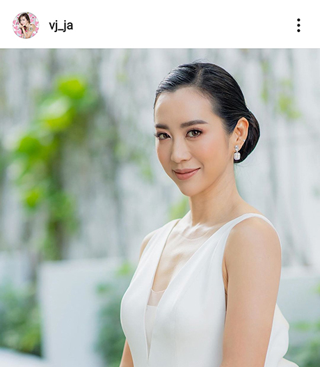 ทรงผมมวยต่ำแสกข้าง