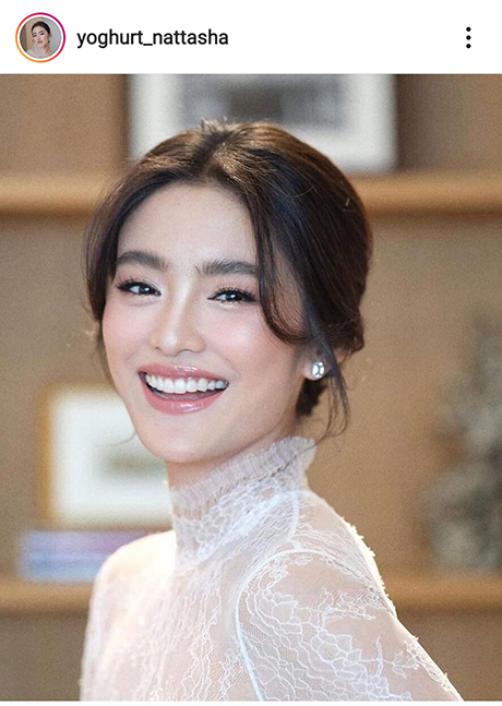 ทรงผมแสกกลางมวยต่ำปล่อยปอยข้างหน้า