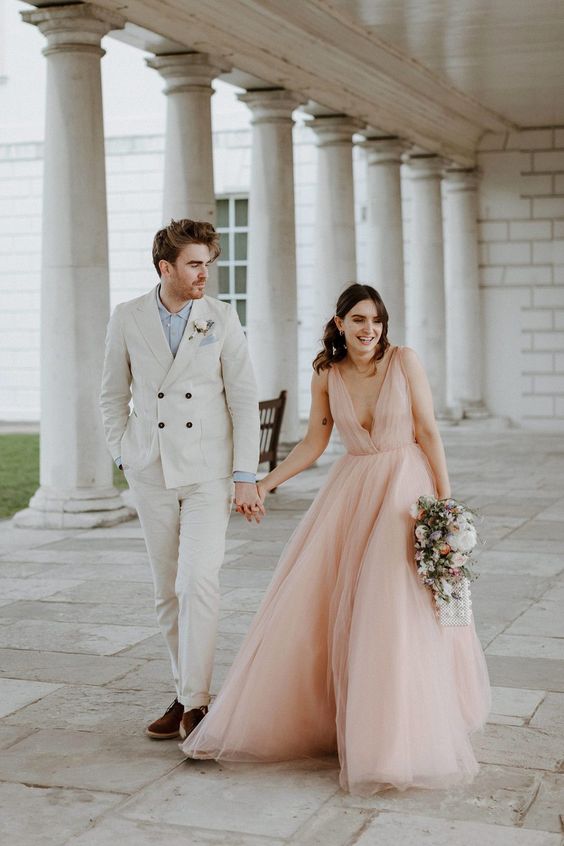 ไอเดียชุดแต่งงานสีพีช Peach Fuzz ตาม Pantone color