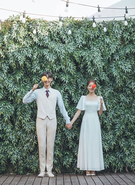 วันนี้เรามีเทรนด์คู่รักชาวเกาหลี กับรูปแบบการจัดฉากดอกไม้ถ่ายรูปในงานแต่งงาน