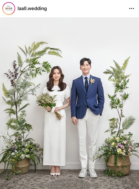 วันนี้เรามีเทรนด์คู่รักชาวเกาหลี กับรูปแบบการจัดฉากดอกไม้ถ่ายรูปในงานแต่งงาน