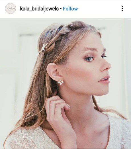 ต่างหูมุกแบบหมุด มาพร้อมกลีบดอกไม้สามกลีบประดับเพชรขอบทอง