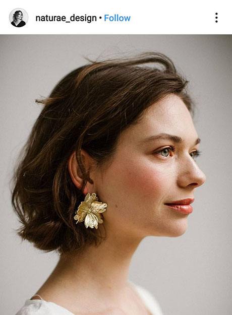 ต่างหูแบบหมุดใครว่ามีแต่เล็ก ๆ !!?? ใหญ่ ๆ ก็มีค่ะ ดีไซน์เก๋ดอกไม้สีทองดอกใหญ่เพิ่มความเก๋ให้ลุคเจ้าสาว