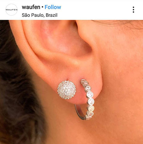 ต่างหูเงินแบบห่วง ออกแบบเป็นวงกลมเล็ก ๆ เรียงตัวกันเป็นวงกลมอีกที เจาะคู่กับต่างหูแบบหมุดฝังเพชรก็ดูสวยเก๋ไปอีกแบบ