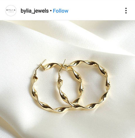 ต่างหูสีทองแบบห่วง ดีไซน์เป็นริ้ว ๆ คลื่น ๆ อย่างน่ารัก