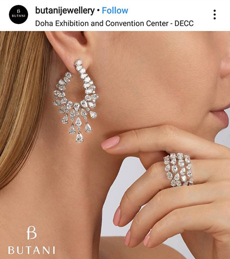 เสริมลุคเจ้าสาวให้ดูอลังการ ด้วยต่างหูแบบห่วงสีเงินฝังเพชรวิบวับทุกอณู