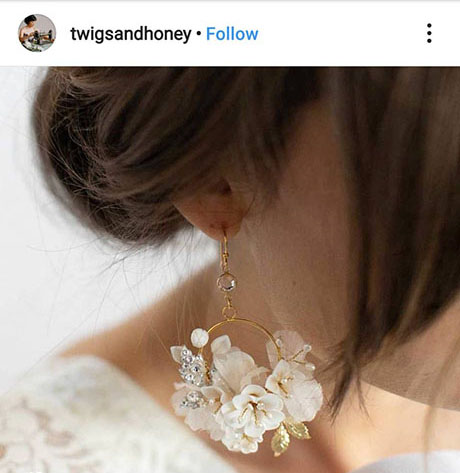 เจ้าสาวสายหวานกับต่างหูแบบตุ้งติ้งวงกลมดอกไม้สีขาว