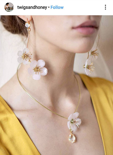 เป็นเจ้าสาวสายหวานให้สุด กับเซ็ทเครื่องประดับต่างหูสร้อยคอมาพร้อมกับดอกไม้ดอกใหญ่