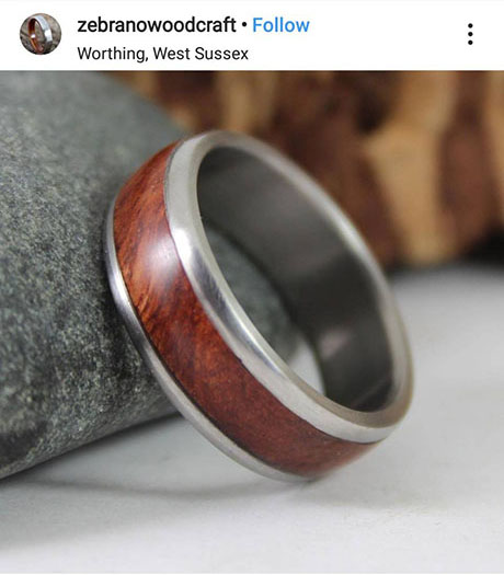 ตัวแหวนทำจากเงินทว่าแทรกเนื้อไม้เข้ามาได้อย่างเรียบง่ายแต่สวยงาม