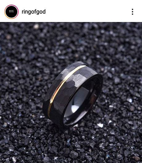 แหวนทังสเตนสีดำสนิทให้ความรู้สึกสุขุม น่าต้นหา ประดับด้วยเส้นสีทองเพิ่มความหรูแบบเบา ๆ