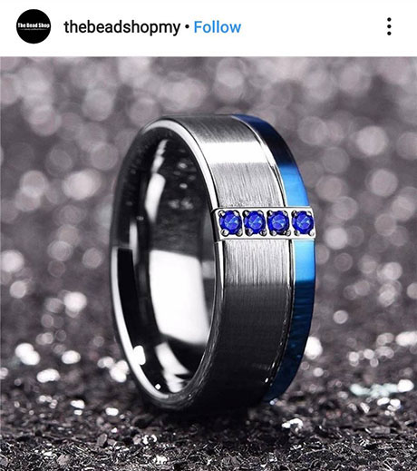 แหวนไทเทเนียมน้ำหนักดี แข็งแรงทนทาน ตกแต่งด้านบนด้วยสีน้ำเงิน มาพร้อมกับพลอยสีน้ำเงินจำนวน 4 เม็ดเรียงตัวตั้งฉากกับตัวแหวนอย่างสวยงาม