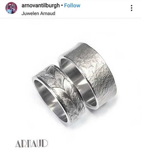 แหวนคู่ไทเทเนียมสลักภาพใบไม้คล้ายรอยสักบนแผ่นเหล็ก