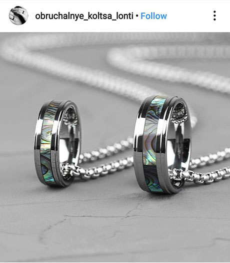 แหวนเงินขัดเงาวับ ตกแต่งด้วยสีโฮโลแกรมด้านใน ดูแปลกตา