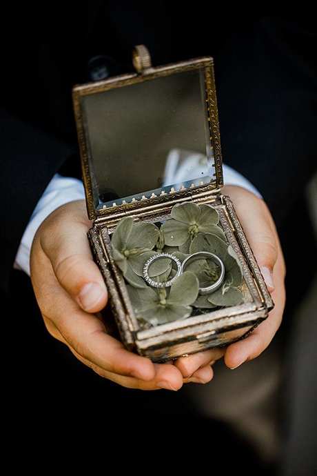 แหวนแต่งงาน คือสัญลักษ์ แทนใจที่คู่รักมักจะมอบ