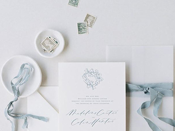 Wedding Card สี น้ำเงินอมเทา แบบ Dusty Blue ที่ดูเรียบโก้ แฝงความหรูหรา แต่มีความ เรียบง่ายในตัว เป็นอีกหนึ่งเฉดสีสวย ที่ไม่ควรมองข้าม