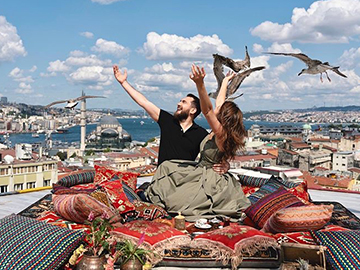 Kubbe istanbul ที่ประเทศตุรกี มีจุดชมวิวเมืองแบบเก๋ๆ บนดาดฟ้าของตึกร้าง ที่เป็นที่จิบชา และชมวิว
